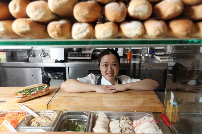 Câu chuyện về bánh mì nhân thịt truyền thống: Từ món ăn chỉ vài chục ngàn bán đầy đường đến “siêu sandwich Việt Nam chinh phục thế giới - Ảnh 5.