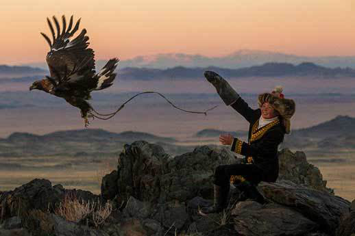 Vẻ đẹp dũng mãnh của các thiếu nữ săn đại bàng Mông Cổ - Ảnh 7.