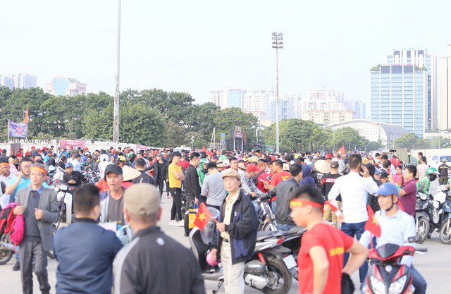 Quảng trường SVĐ Mỹ Đình đông kín CĐV dù hơn 4 tiếng nữa trận đấu Việt Nam - Thái Lan mới diễn ra  - Ảnh 1.