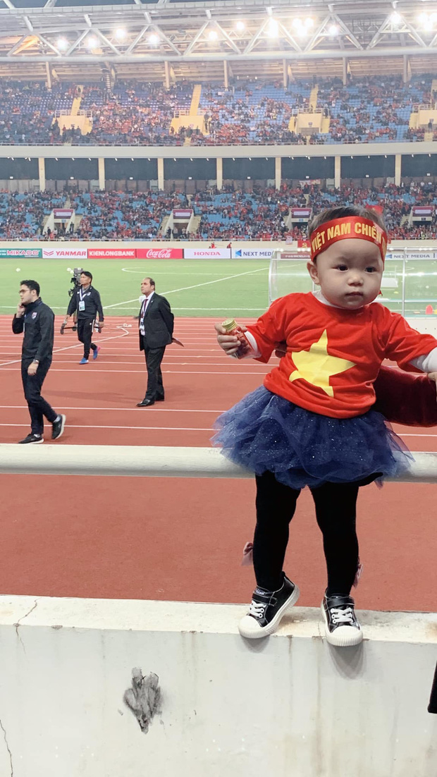 Lần đầu tiên ra sân cổ vũ tuyển Việt Nam, con gái Quế Ngọc Hải chiếm luôn spotlight giữa hơn 40k khán giả ở chảo lửa Mỹ Đình - Ảnh 1.