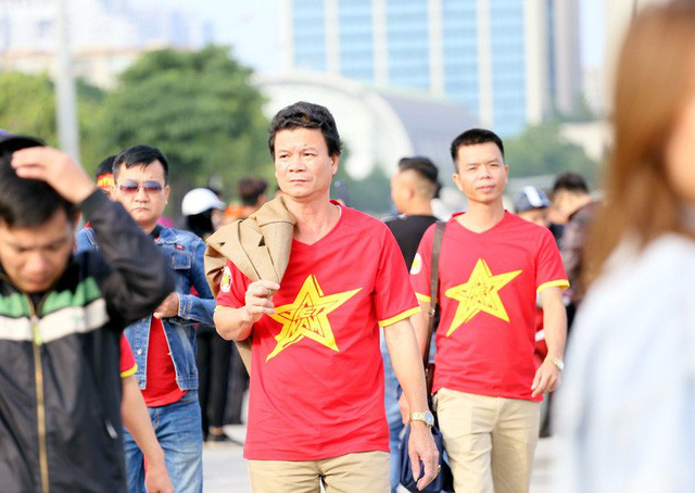  Quảng trường SVĐ Mỹ Đình đông kín CĐV dù hơn 4 tiếng nữa trận đấu Việt Nam - Thái Lan mới diễn ra  - Ảnh 11.