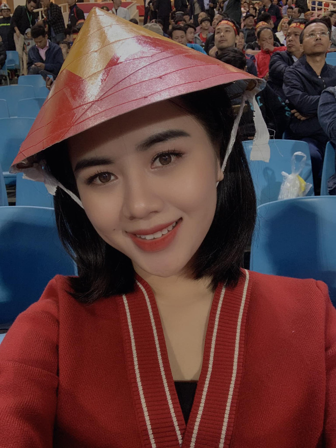 Lần đầu tiên ra sân cổ vũ tuyển Việt Nam, con gái Quế Ngọc Hải chiếm luôn spotlight giữa hơn 40k khán giả ở chảo lửa Mỹ Đình - Ảnh 6.