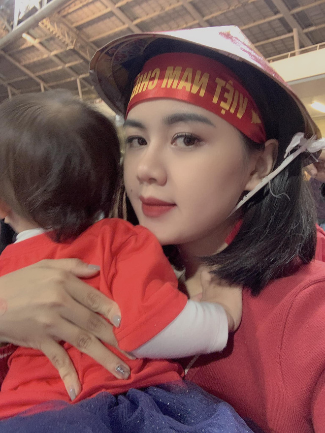 Lần đầu tiên ra sân cổ vũ tuyển Việt Nam, con gái Quế Ngọc Hải chiếm luôn spotlight giữa hơn 40k khán giả ở chảo lửa Mỹ Đình - Ảnh 7.