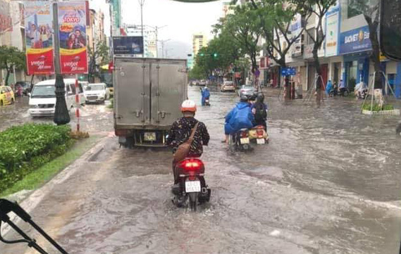 Đà Nẵng mưa to, nhiều tuyến đường chìm trong biển nước - Ảnh 6.