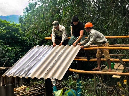 Xách balo đi nửa vòng trái đất để tặng một con bò cho cậu bé mồ côi - Ảnh 2.