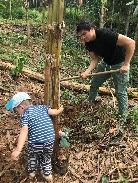 Xách balo đi nửa vòng trái đất để tặng một con bò cho cậu bé mồ côi - Ảnh 3.