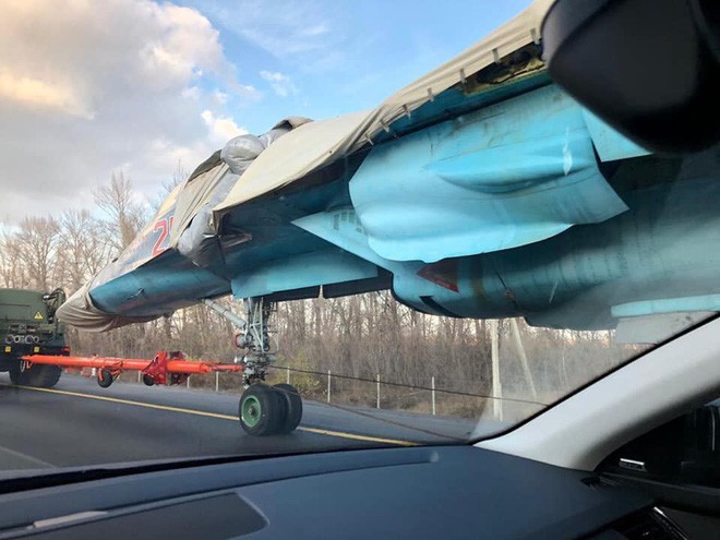 Kinh ngạc khi máy bay ném bom tiền tuyến Su-34... chạy trên đường cao tốc - Ảnh 4.