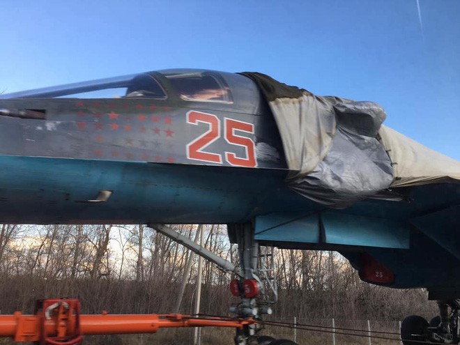 Kinh ngạc khi máy bay ném bom tiền tuyến Su-34... chạy trên đường cao tốc - Ảnh 7.