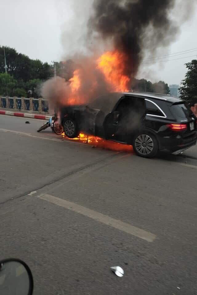 Clip: Cận cảnh xe Mercedes bốc cháy dữ dội trên phố Hà Nội sau cú đâm kinh hoàng, 1 người tử vong - Ảnh 3.
