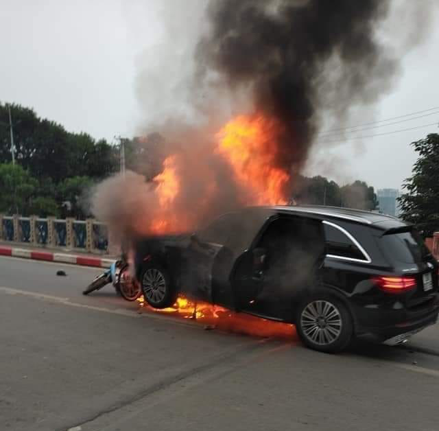 Sau cú va chạm với xe máy, Mercedes GLC 250 bốc cháy dữ dội trên phố Hà Nội - Ảnh 1.