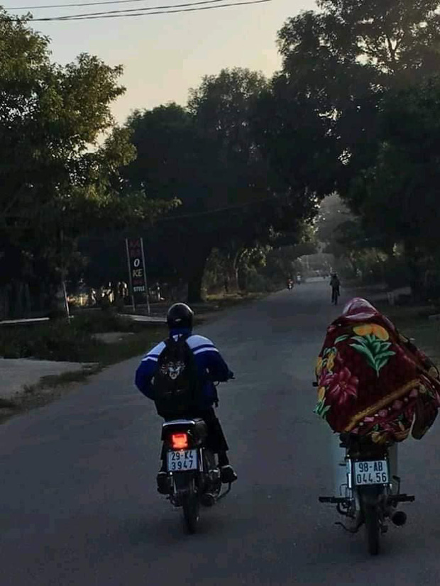 Thời tiết mới trở lạnh, học trò thi nhau quấn chăn đi học, đúng kiểu mùa đông là quá lạnh để xa... chăn - Ảnh 1.