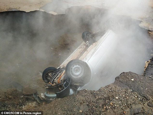 Xe hơi bị ‘hố tử thần’ nóng 75 độ C nuốt chửng, hai người chết thảm - Ảnh 3.