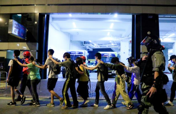 [VIDEO] Tai nạn khi ném bom xăng vào cảnh sát, người biểu tình Hồng Kông làm quân mình bốc cháy - Ảnh 3.