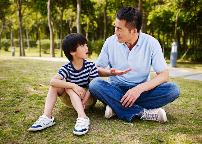 “Nhà mình có giàu không ạ?”: Câu trả lời khác nhau của 2 ông bố khiến cuộc đời con cái rẽ theo 2 hướng trái ngược - Ảnh 1.