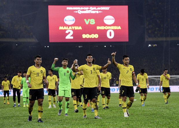 CĐV Malaysia và Indonesia gây bạo loạn ở vòng loại World Cup 2022: Ném pháo sáng và bom khói vào nhau, một người bị đâm trọng thương - Ảnh 4.