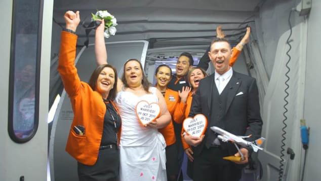 Cặp đôi tổ chức lễ cưới khi máy bay đạt 11.000 mét, hành khách reo hò chúc mừng - Ảnh 3.