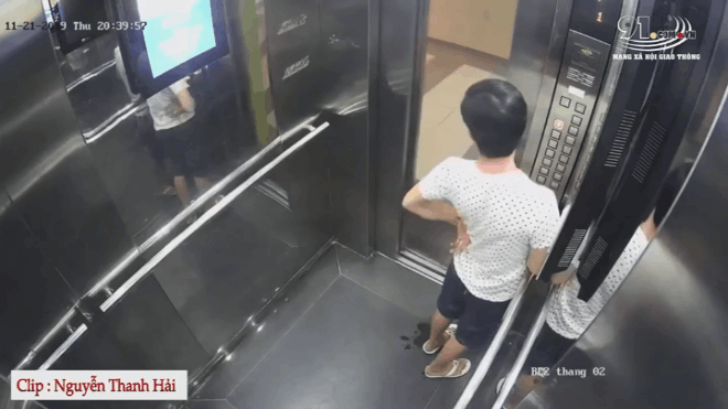 Clip: Người đàn ông đi vệ sinh trong thang máy chung cư gây bức xúc - Ảnh 1.