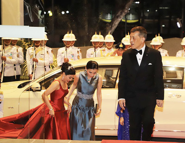 Hoàng hậu Thái Lan xuất hiện rạng rỡ, cười không ngớt bên cạnh Quốc vương Thái Lan sau sóng gió hậu cung trong sự kiện mới nhất - Ảnh 1.