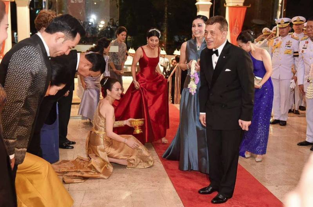 Hoàng hậu Thái Lan xuất hiện rạng rỡ, cười không ngớt bên cạnh Quốc vương Thái Lan sau sóng gió hậu cung trong sự kiện mới nhất - Ảnh 2.