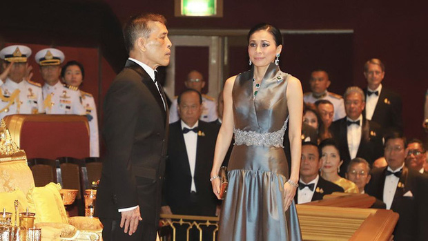 Hoàng hậu Thái Lan xuất hiện rạng rỡ, cười không ngớt bên cạnh Quốc vương Thái Lan sau sóng gió hậu cung trong sự kiện mới nhất - Ảnh 3.