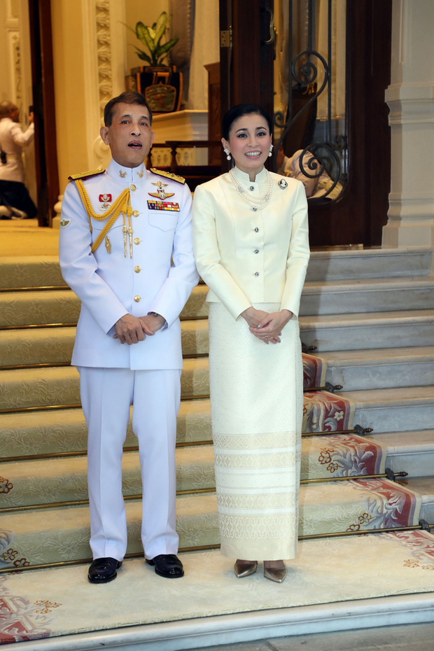 Hoàng hậu Thái Lan xuất hiện rạng rỡ, cười không ngớt bên cạnh Quốc vương Thái Lan sau sóng gió hậu cung trong sự kiện mới nhất - Ảnh 5.