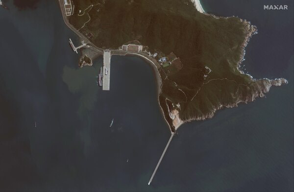 Vệ tinh Mỹ tiết lộ vị trí neo đậu tàu sân bay tự chế của Trung Quốc - Ảnh 2.