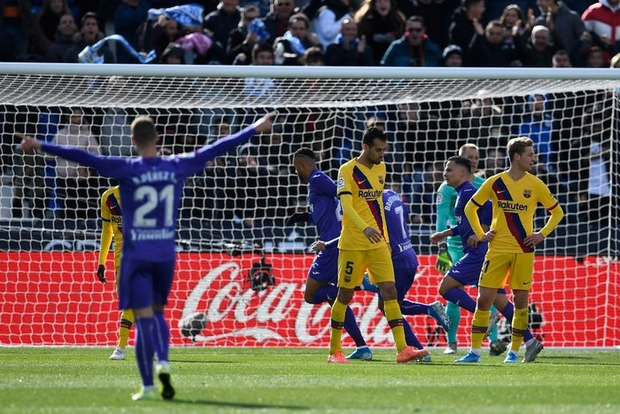 Barcelona và Messi chật vật vượt qua đội cuối bảng nhờ bàn thắng gây tranh cãi - Ảnh 1.