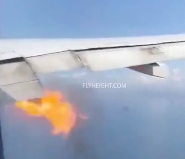 Động cơ phun lửa giữa trời buộc máy bay hạ cánh khẩn cấp - Ảnh 2.