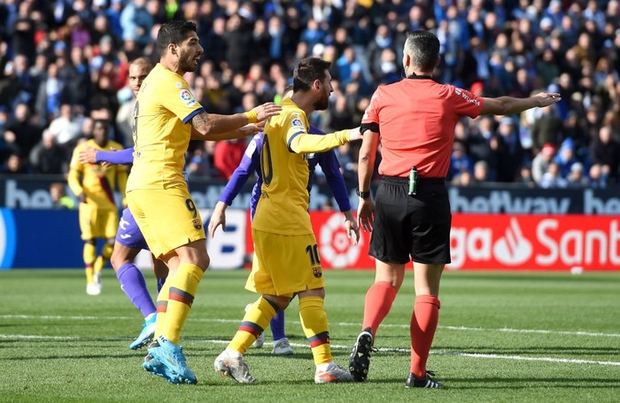 Barcelona và Messi chật vật vượt qua đội cuối bảng nhờ bàn thắng gây tranh cãi - Ảnh 3.