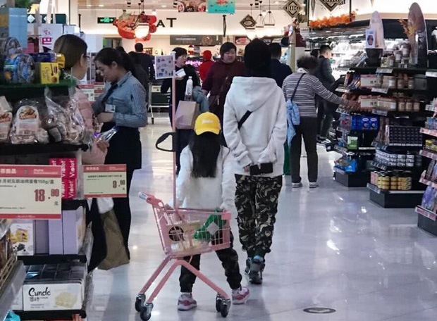 Lý Tiểu Lộ bị bắt gặp đưa con gái đi siêu thị, vẫn ngang nhiên diện giày đôi với PGone khiến dân tình nóng mắt - Ảnh 1.
