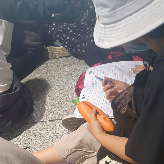 Đi đón thần tượng dự AAA nhưng chợt nhớ sắp phải thi IELTS, nữ sinh mang sách vở ra luyện đề ngay tại sân bay Nội Bài - Ảnh 1.