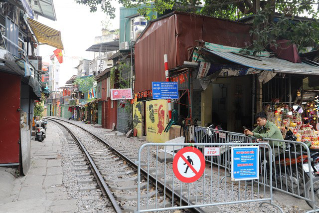 Phố cà phê đường tàu ở Hà Nội ra sao sau đề nghị di dời của Bộ Giao thông vận tải? - Ảnh 3.