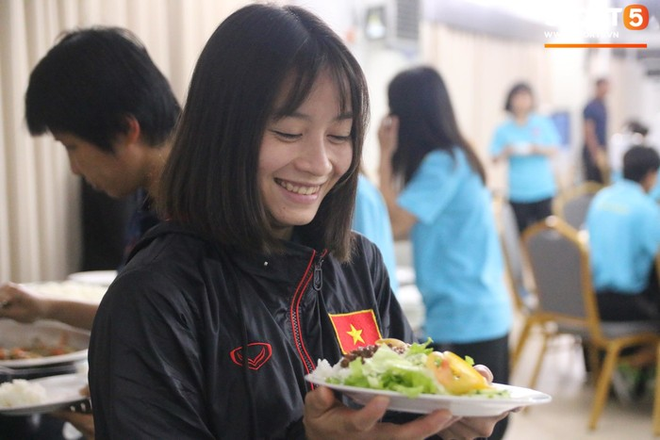Sau scandal bị bỏ đói, tuyển nữ Việt Nam hạnh phúc với bữa buffet hoành tráng của khách sạn nhưng vẫn xác nhận: Món ngon nhất vẫn là đồ ăn mang từ nhà đi - Ảnh 6.