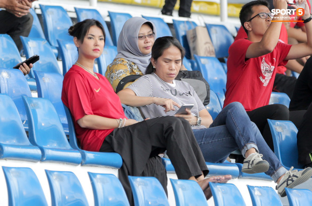 Thánh nữ Maria Ozawa đi xem SEA Games, cổ vũ trận U22 Indonesia đấu U22 Thái Lan - Ảnh 1.