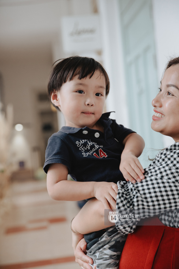 Trò chuyện độc quyền với mẹ con Youtuber Quỳnh Trần - bé Sa: “Nhiều người trách sao ông xã đi làm cực khổ mà mình suốt ngày ăn” - Ảnh 4.
