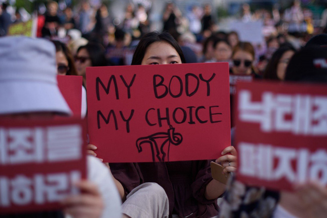 Nỗi khổ của phụ nữ Hàn Quốc với luật cấm phá thai: Chưa chồng mà chửa sẽ bị kì thị suốt đời, mạo hiểm tính mạng để đi nạo phá thai “chui” - Ảnh 5.
