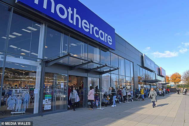 Mothercare đóng cửa toàn bộ các cửa hàng ở Anh, hàng nghìn người xếp hàng dài để săn đồ giảm giá - Ảnh 2.
