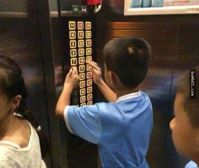 Con nghịch ngợm bấm hết các nút trong thang máy khiến mọi người tức giận, mẹ nói 1 câu khiến ai cũng dịu lại, còn động viên ngược đứa trẻ - Ảnh 1.
