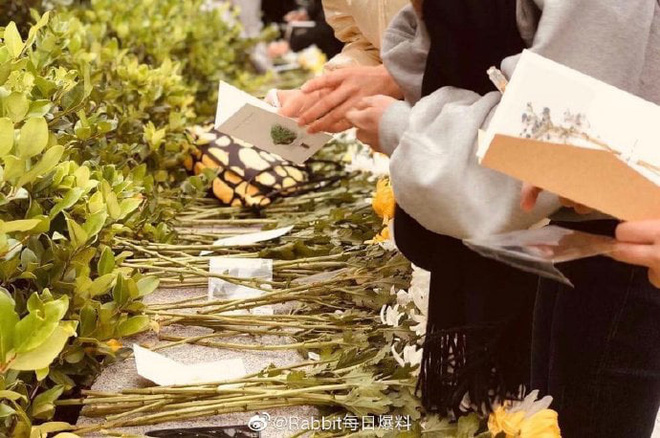 Rơi nước mắt với chia sẻ của bố mẹ Cao Dĩ Tường trong tang lễ, vô vàn hoa cúc trắng và lời cầu nguyện tại phim trường - Ảnh 11.