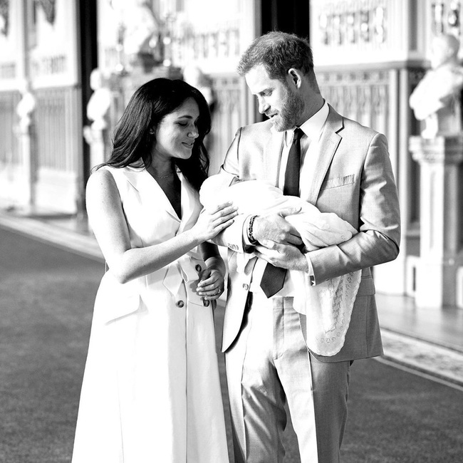 Vợ chồng Meghan Markle kỷ niệm 2 năm đính hôn bằng 3 tấm hình đặc biệt đầy ẩn ý - Ảnh 3.