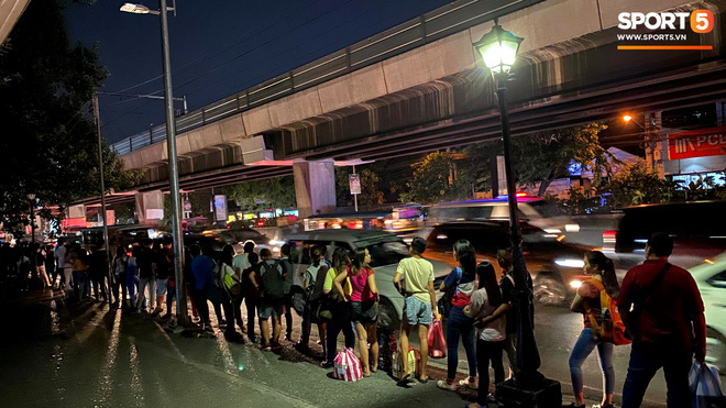 Giao thông tại Philippines: Những con phố với đèn đỏ 3 số, xếp hàng chờ xe bus mà cứ ngỡ đang đón minh tinh - Ảnh 6.