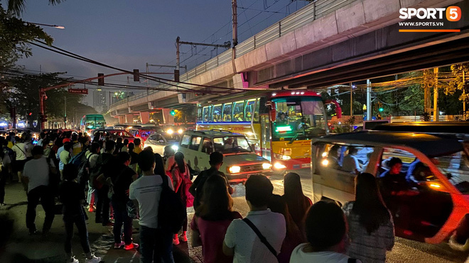 Giao thông tại Philippines: Những con phố với đèn đỏ 3 số, xếp hàng chờ xe bus mà cứ ngỡ đang đón minh tinh - Ảnh 9.