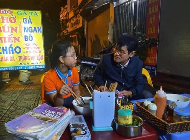 Cô bé Hải Dương đạp chiếc xe cà tàng sang nhà bạn chơi, 1km thành 60km lạc tới Hà Nội - Ảnh 3.