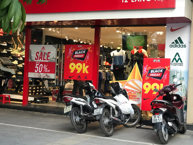 Cận kề Black Friday: Người dân xếp hàng dài, chờ nửa tiếng đồng hồ vẫn chưa đến lượt thanh toán - Ảnh 1.