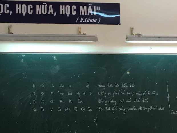 Đến tiết học Hóa nhưng thầy lại viết thơ bắt học trò phân tích, tưởng nhầm ai ngờ đây là mẹo nhớ dai - Ảnh 1.