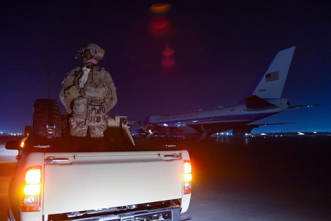 Tiết lộ hậu trường chuyến đi bí mật đến Afghanistan của TT Trump: Kế hoạch đánh lừa dư luận hoàn hảo - Ảnh 2.