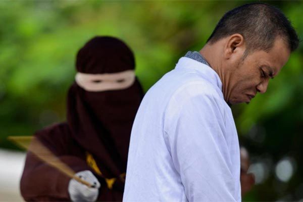 Tòm tem phụ nữ có chồng, quan chức Indonesia bị phạt roi - Ảnh 1.