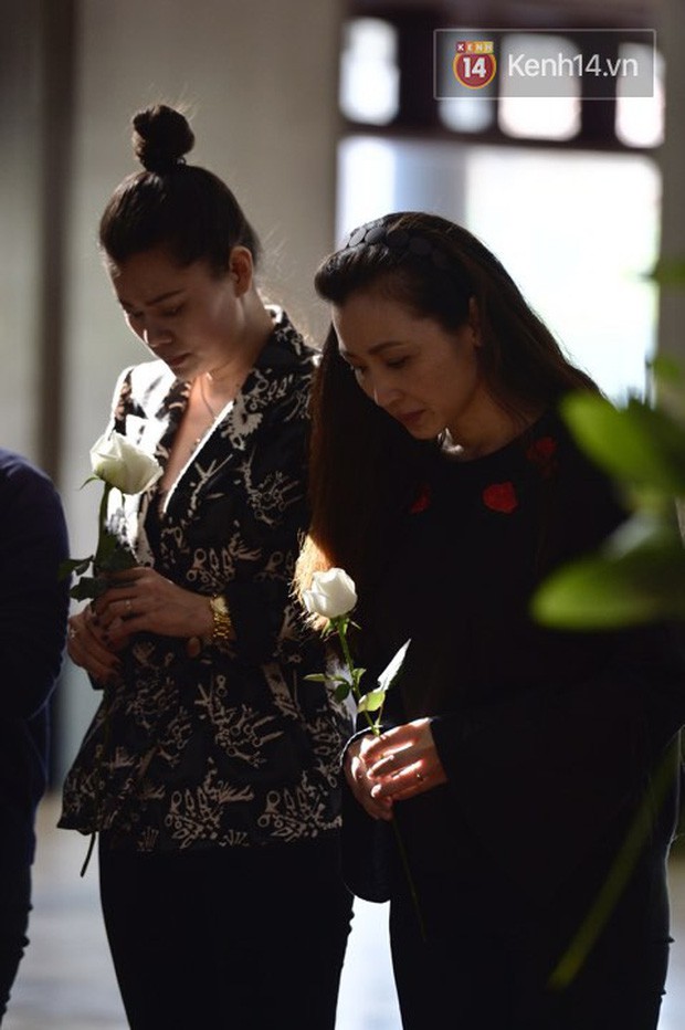 Việt Tú, Khải Anh cùng nhiều nghệ sĩ Việt xót xa tới dự đám tang của con gái đạo diễn Những ngọn nến trong đêm - Ảnh 2.