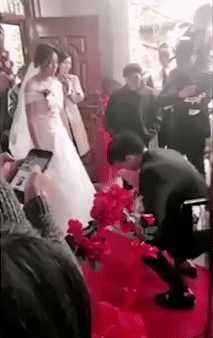 Chú rể quỳ xuống cầu hôn cô dâu ngay tại đám cưới, nữ chính mặt đơ như tượng chỉ vì một thứ trên tay đối phương - Ảnh 1.
