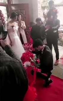 Chú rể quỳ xuống cầu hôn cô dâu ngay tại đám cưới, nữ chính mặt đơ như tượng chỉ vì một thứ trên tay đối phương - Ảnh 2.